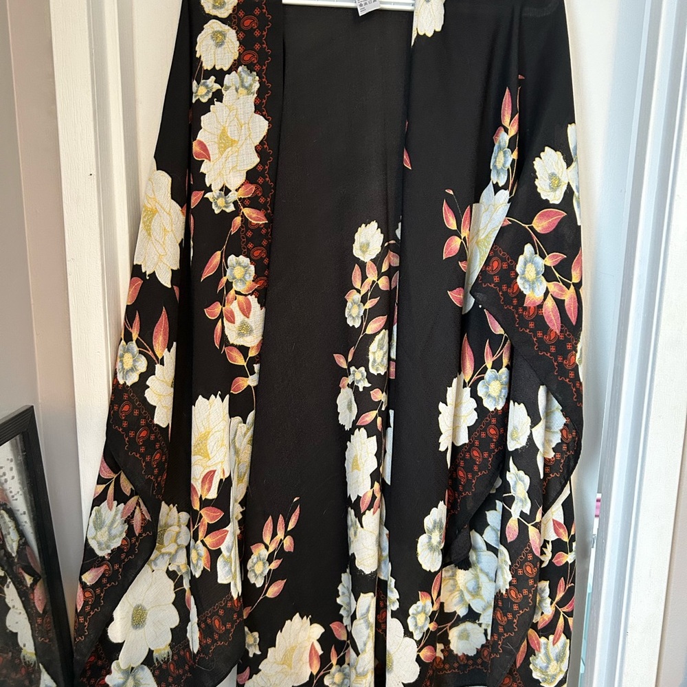Kismet Floral Kimono Shrug - Black and Cream